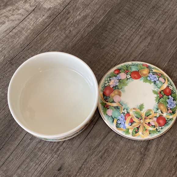 MIKASA| vintage Christmas bouquet porcelain trinket - Picture 3 of 8